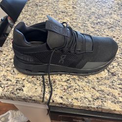 On cloudnova size 8.5 men