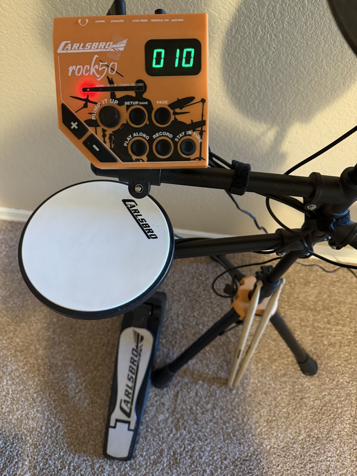 The Carlsbro Rock50 is a 4-piece electronic drum kit that is adjustable to suit any age. This kit features a 7" tom and snare pad, 8" cymbal pad, alum