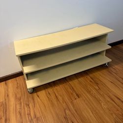 Wood TV stand  in great condition 