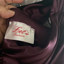It’s a really pretty dress I only wore it once it’s a really great condition very pretty and very elegant
