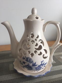 Tea light teapot candle holder