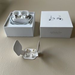 Apple AirPods Pro With Wireless Charging Case