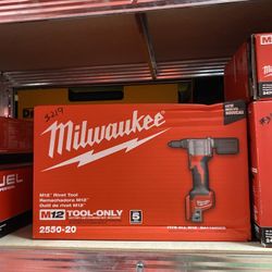 Milwaukee M12 12-Volt Lithium-Ion Cordless Rivet Tool (Tool-Only)