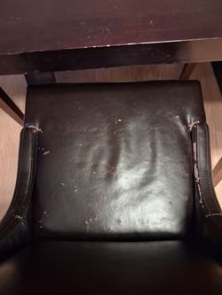 Dinner table whit the glass top .6 chairs