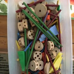 250 Pieces Of Vintage Tinker Toys