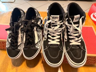 tenis Vans Old Skool negros con diseño de bandana y calaveras.