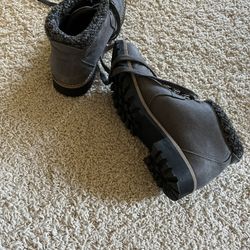 Women’s boots size 8 1/2 medium