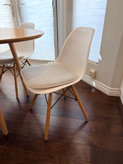 White dining chairs (set of 4)