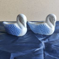 VINTAGE PAIR OF SMALL SWAN PLANTERS