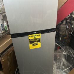 New Frigidaire Refrigerator 7.5 Ft.³ 55 Inches Tall 22 Inches Wide $25 Delivery Milwaukee