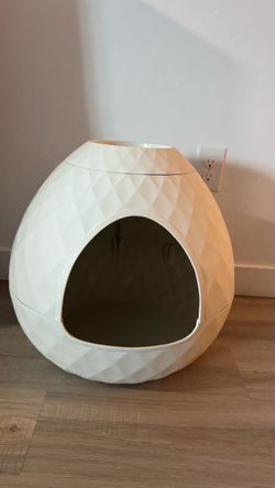 Enclosed cat litter box ( brand new)