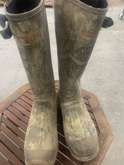 Insulated camo hunting boots