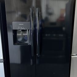 NEW Refrigerator w/WATER+ICE 25.6cu.ft. 
