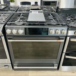 Café - 5.6 Cu. Ft. Self-Cleaning Slide-In Gas Convection Range - Matte Black Model:CGS700P3MD1