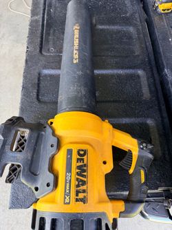 DEWALT 20-volt Max 400-CFM 90-MPH Brushless cordless leave blower (tool only)