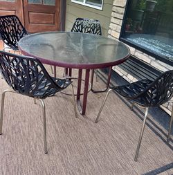 Outdoor Dinig Table With 4 Chairs