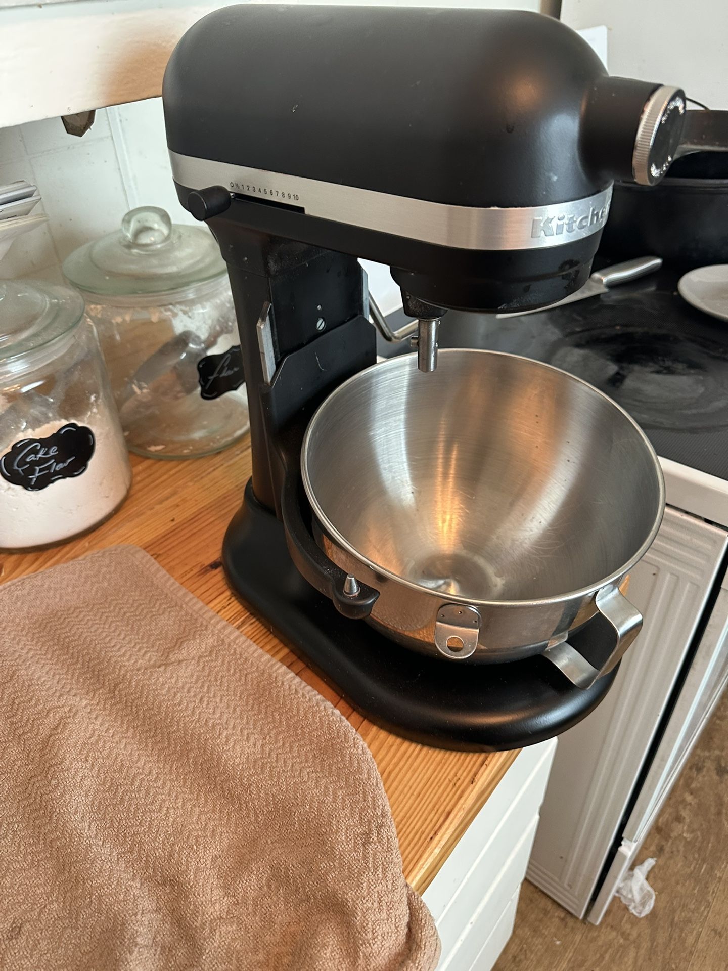 Kitchen Aid Mixer 5.5 Quarts And Scale