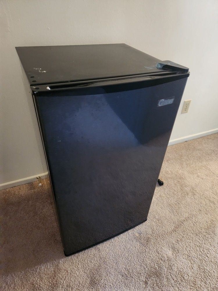 Great Condition Midea MINI Fridge