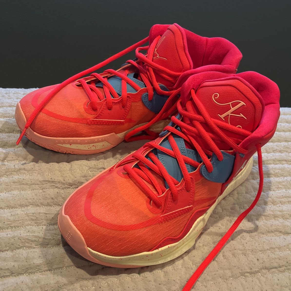 Kyrie infinity siren red