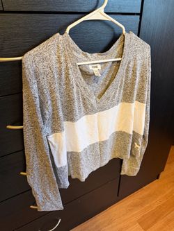 Woman Size XS PINK  Gray/White Colorblock V-Neck Long Sleeve Knit