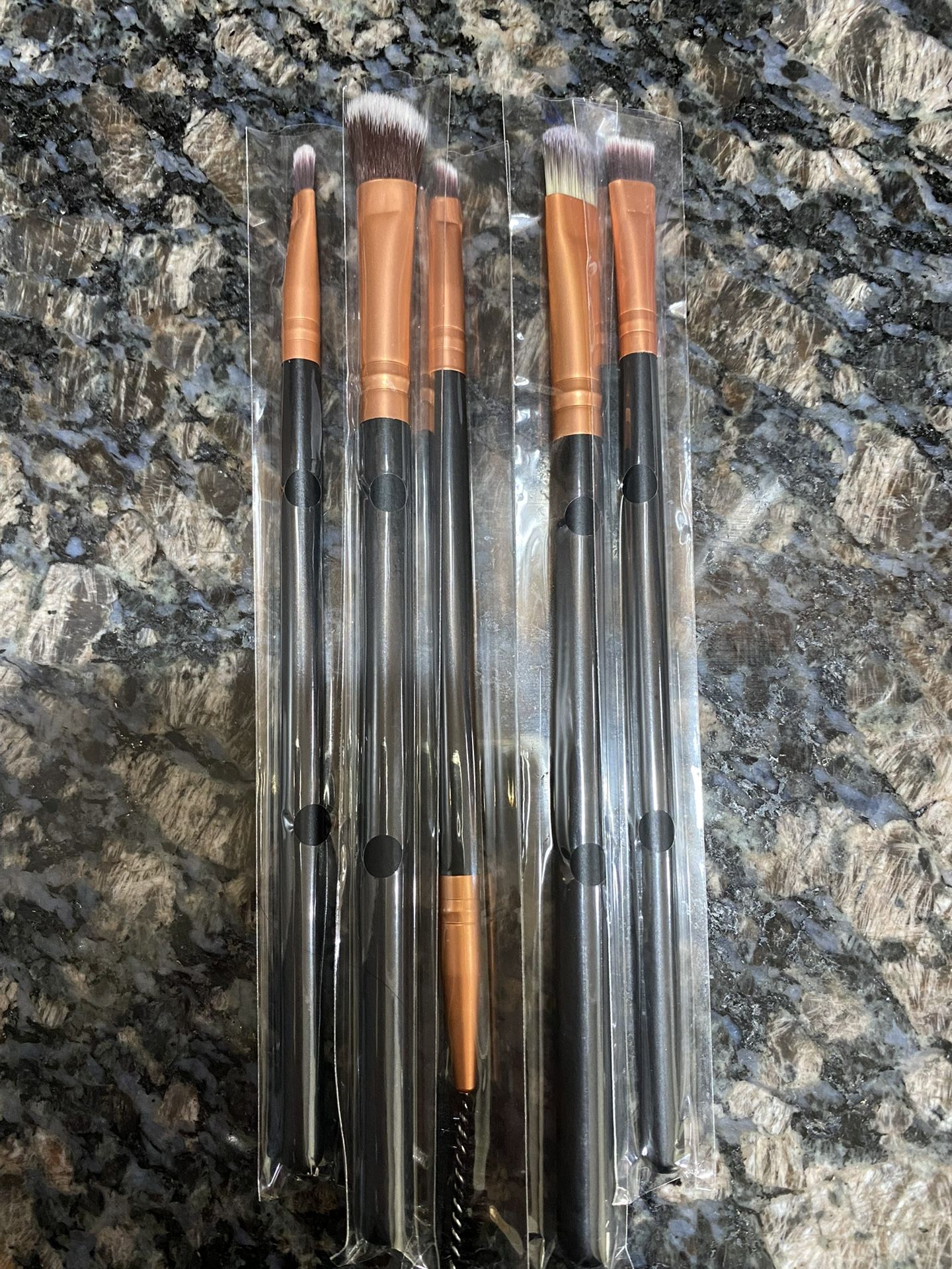 NEW 5 PIECE MAKEUP BRUSH SET $4!!