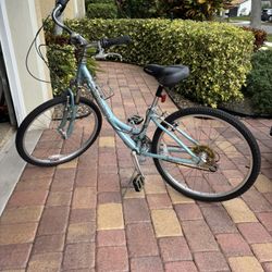 Women’s Diamondback Multi Speed Bike
