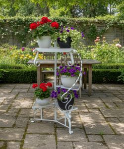 Vintage White Metal Spiral Staircase Garden Plant Rack Shelf! Good condition! 20x20x34in