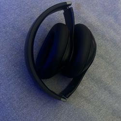 Beats studio pro like new comes with charger and box .