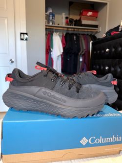 Men’s Columbia hiking shoes (NEW)