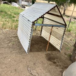 DOG HOUSES OR DOG KENNELS