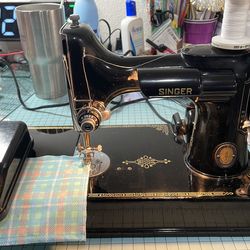 Singer  Featherweight Sewing Machine  Excellent Condition !!