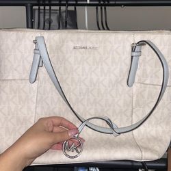 Micheal kors hand bag
