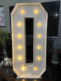 Números iluminados para decoraciones de fiesta.