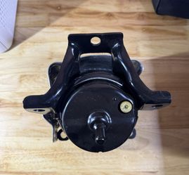 New Right Side GM Engine Mount Tahoe Yukon Escalade