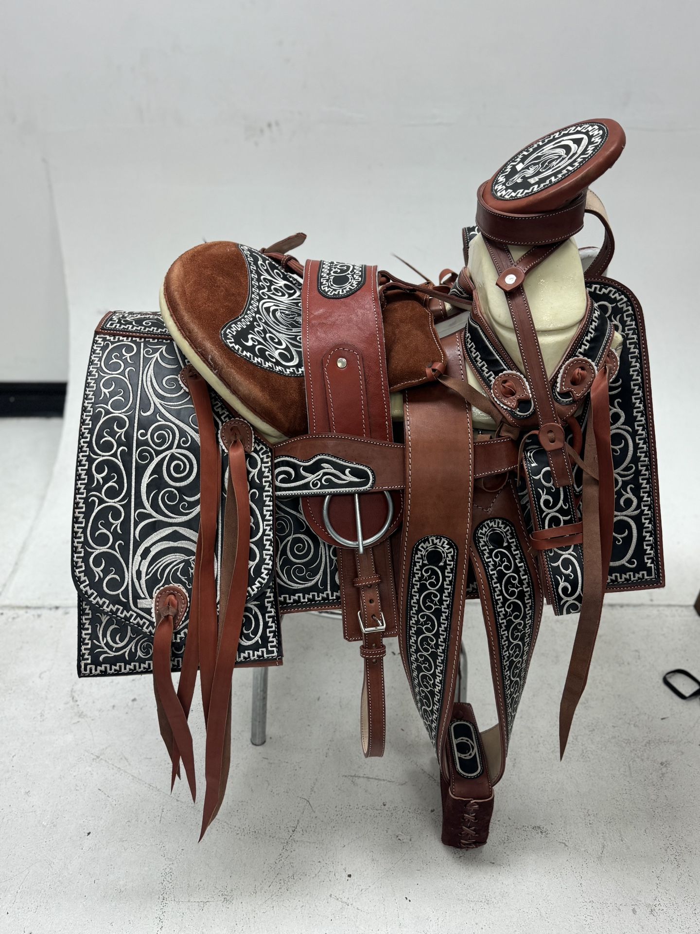 Montura Charra Super Bordada Con Cantinas Cuadradas