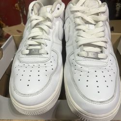 White Nike Air Force