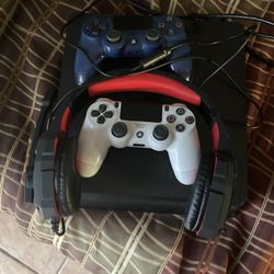 PS4 2 Controllers And Headset