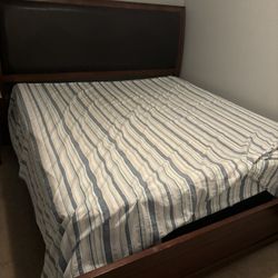 King Bed with matresses like new 