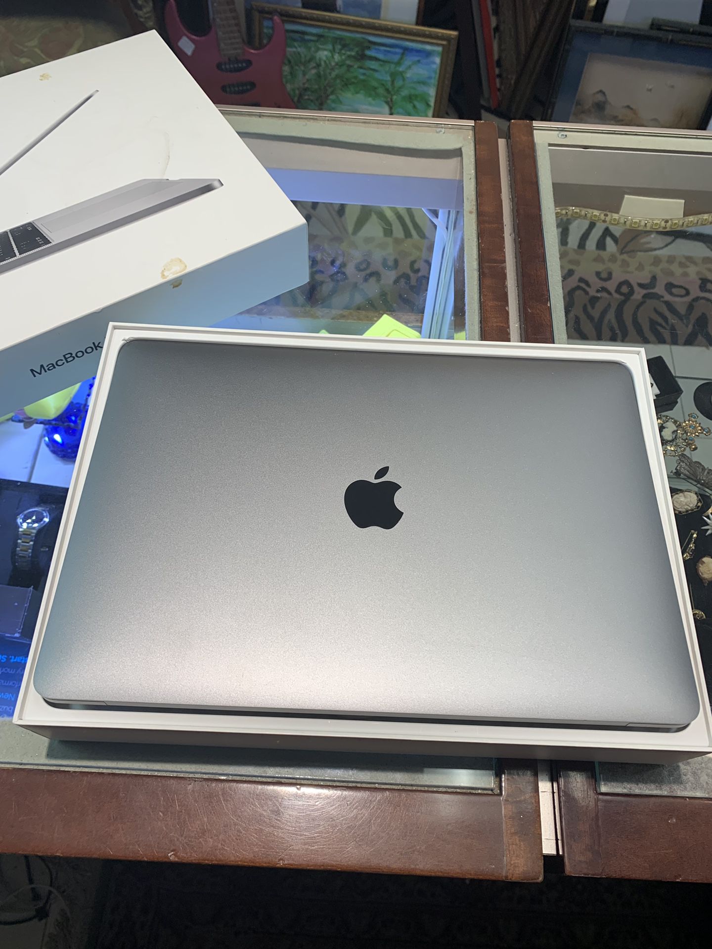 Apple MacBook bro with box 2.3 ghz i5 with Box 2017