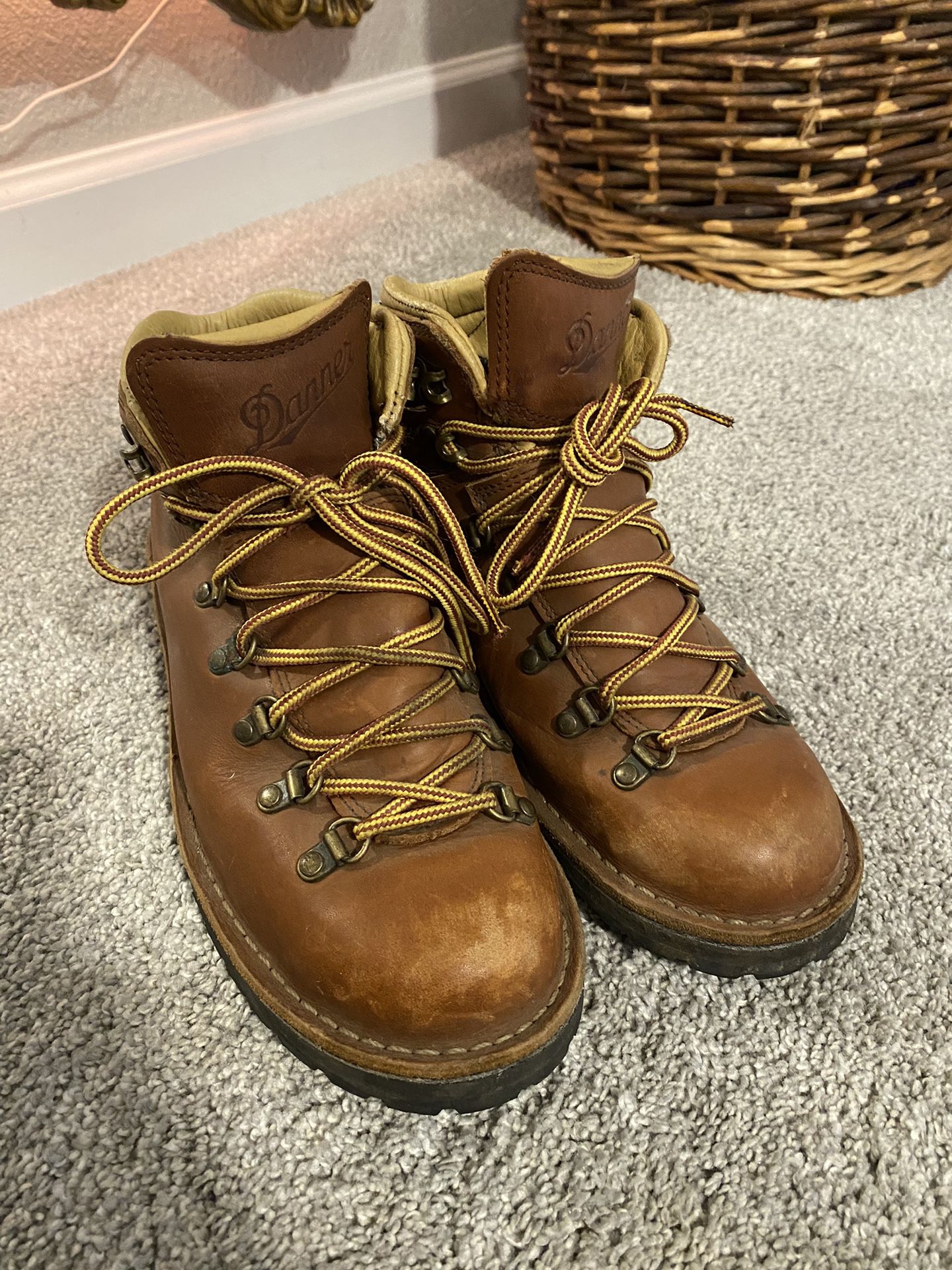 Danner Women’s Mountain Pass Cedar Hiking Boots Size 8