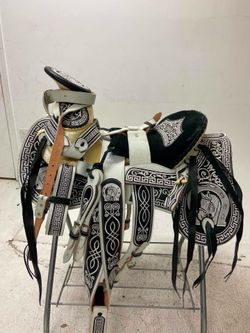 Montura charra bordada