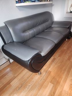 SILLON DE PIEL......$20