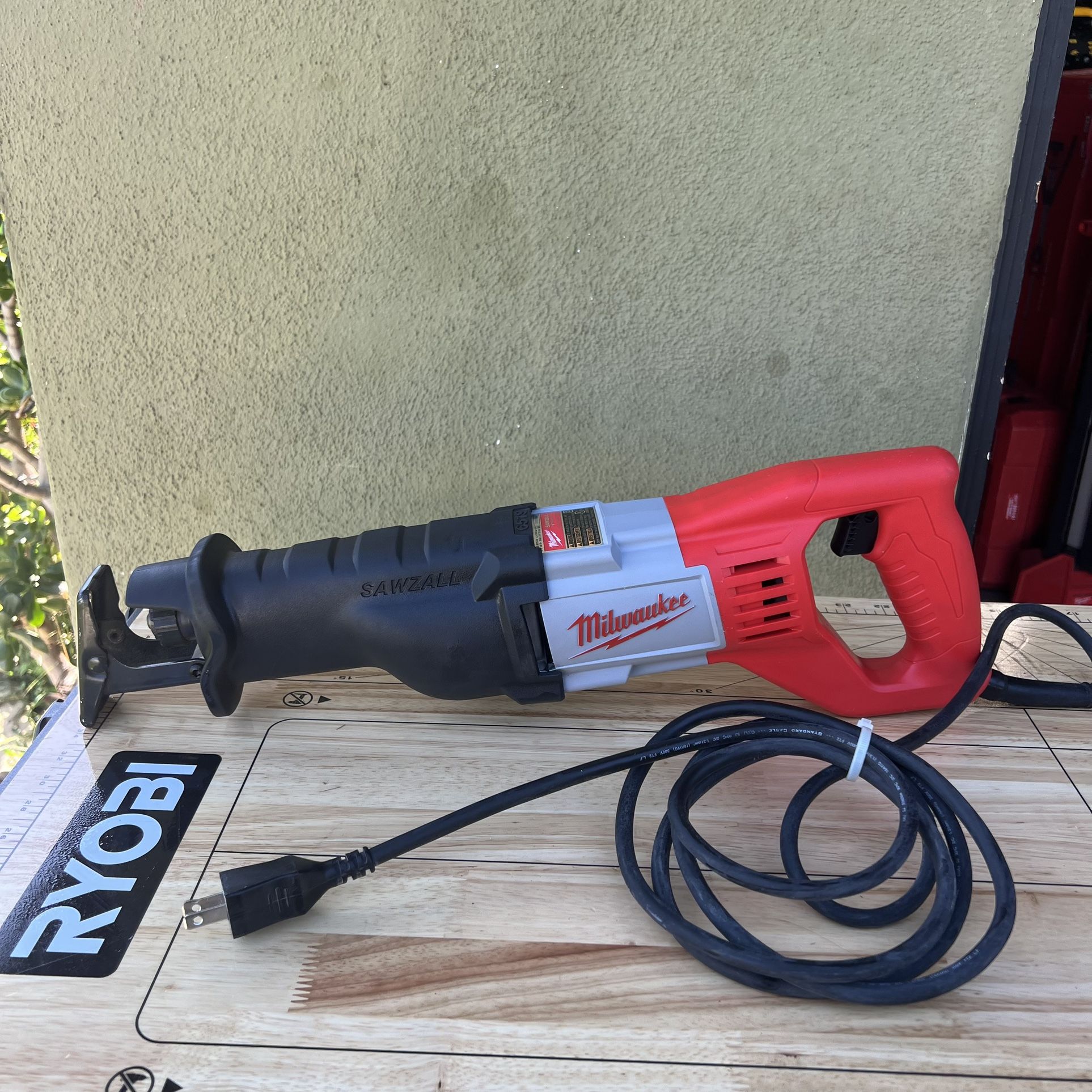 Milwaukee (6519-30) 12 Amp SAWZALL Reciprocating Saw with Case