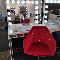 Lovely Makeup Hollywood Vanity 