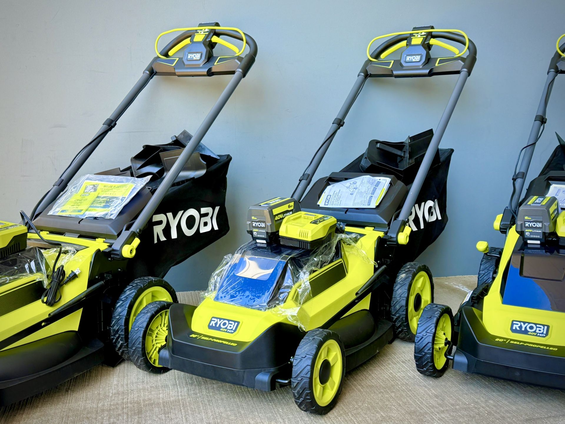 Brand new Ryobi 40V HP Brushless 20" Cordless Electric Battery Multi-Blade Walk Behind Self-Propelled Lawn Mower-6.0 ah Battery & Charger