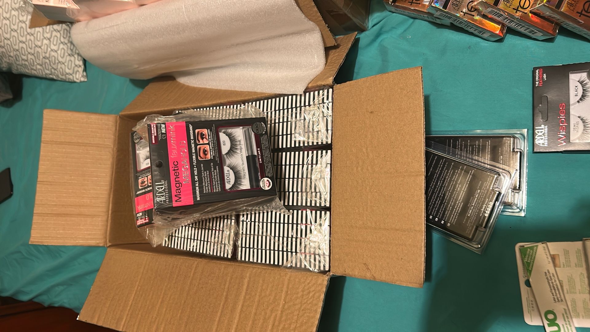 eyelashes and accessories 