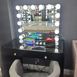 BEAUTIFUL GLASS TOP VANITY BLUETOOTH SPEAKER MIIROR $$798 FINANCING AVAILABLE NO CREDIT NEEDED 