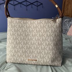 Michael Kors Medium Size Hand Bay Brand New With Tag