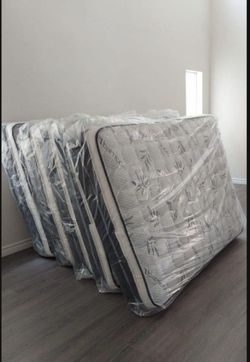 QUEEN PILOW TOP MATTRESS SET WHIT BOX SPRING BRAND NEW ✅️