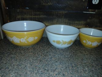 Pyrex Butterfly Gold Mixing Bowl Set of 3